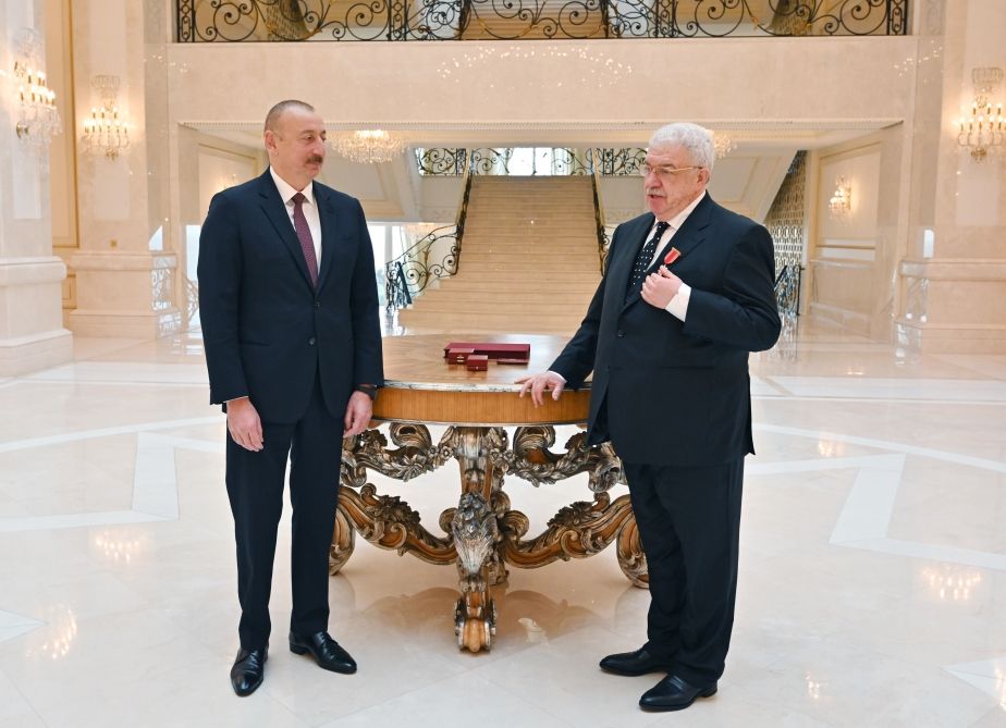 President Ilham Aliyev presents "Sharaf" Order to Mikhail Gusman (PHOTO)