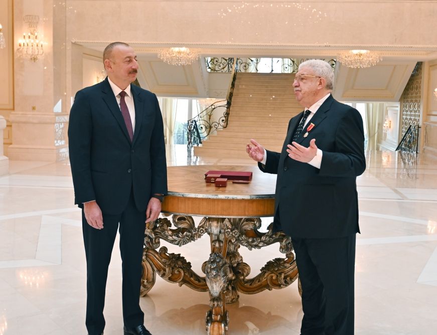 President Ilham Aliyev presents "Sharaf" Order to Mikhail Gusman (PHOTO)