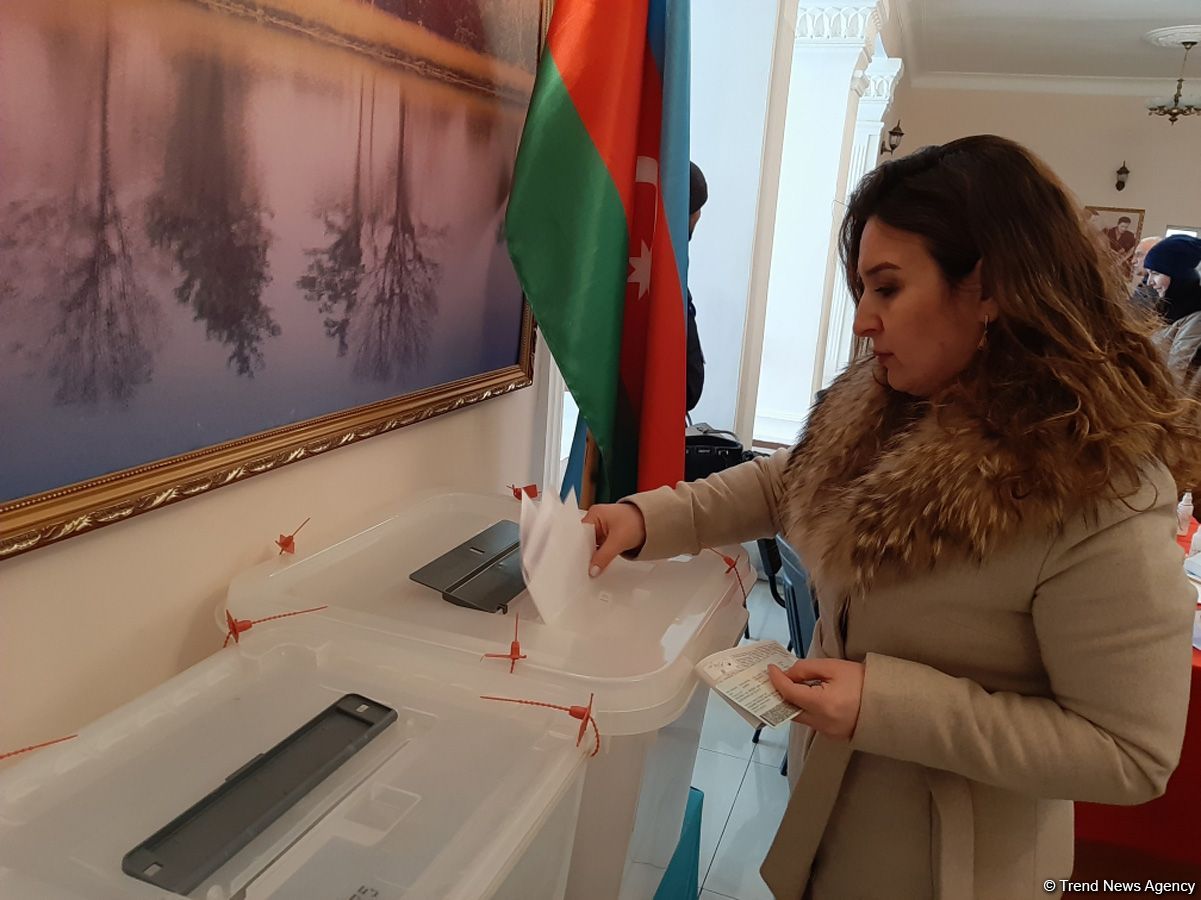 Azerbaijani people voting in parliamentary elections (PHOTO)