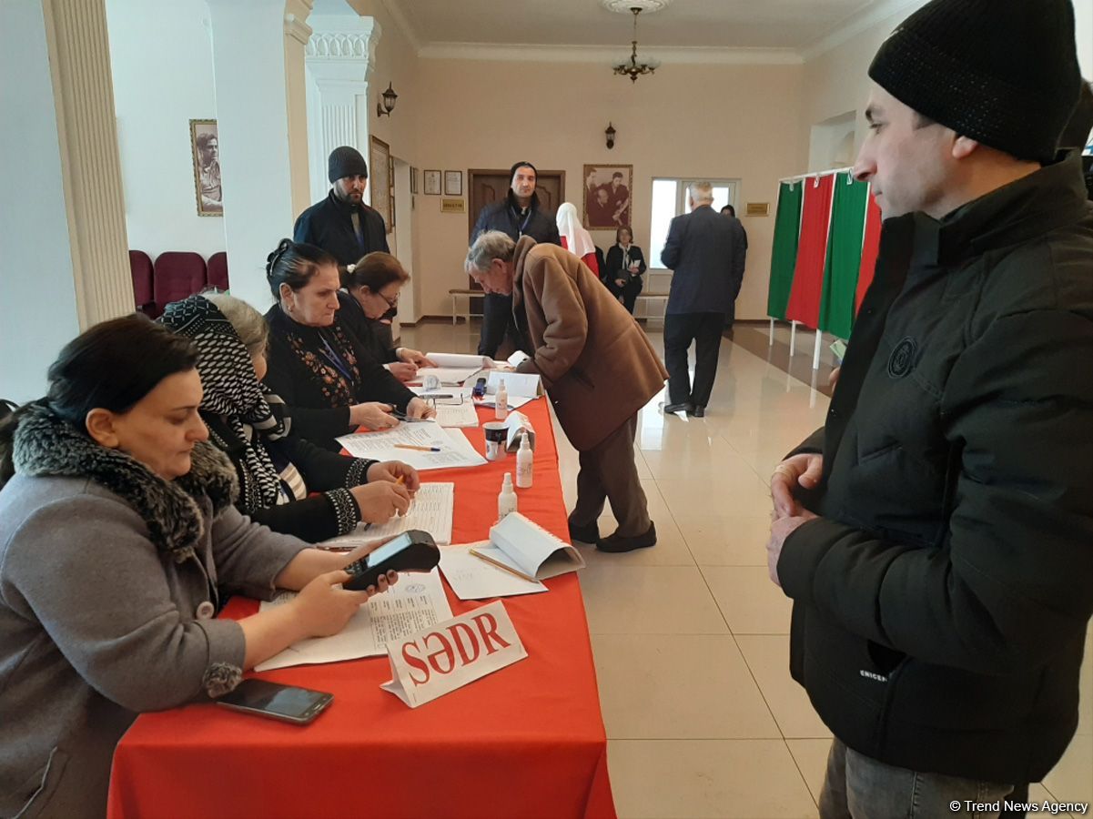 Azerbaijani people voting in parliamentary elections (PHOTO)