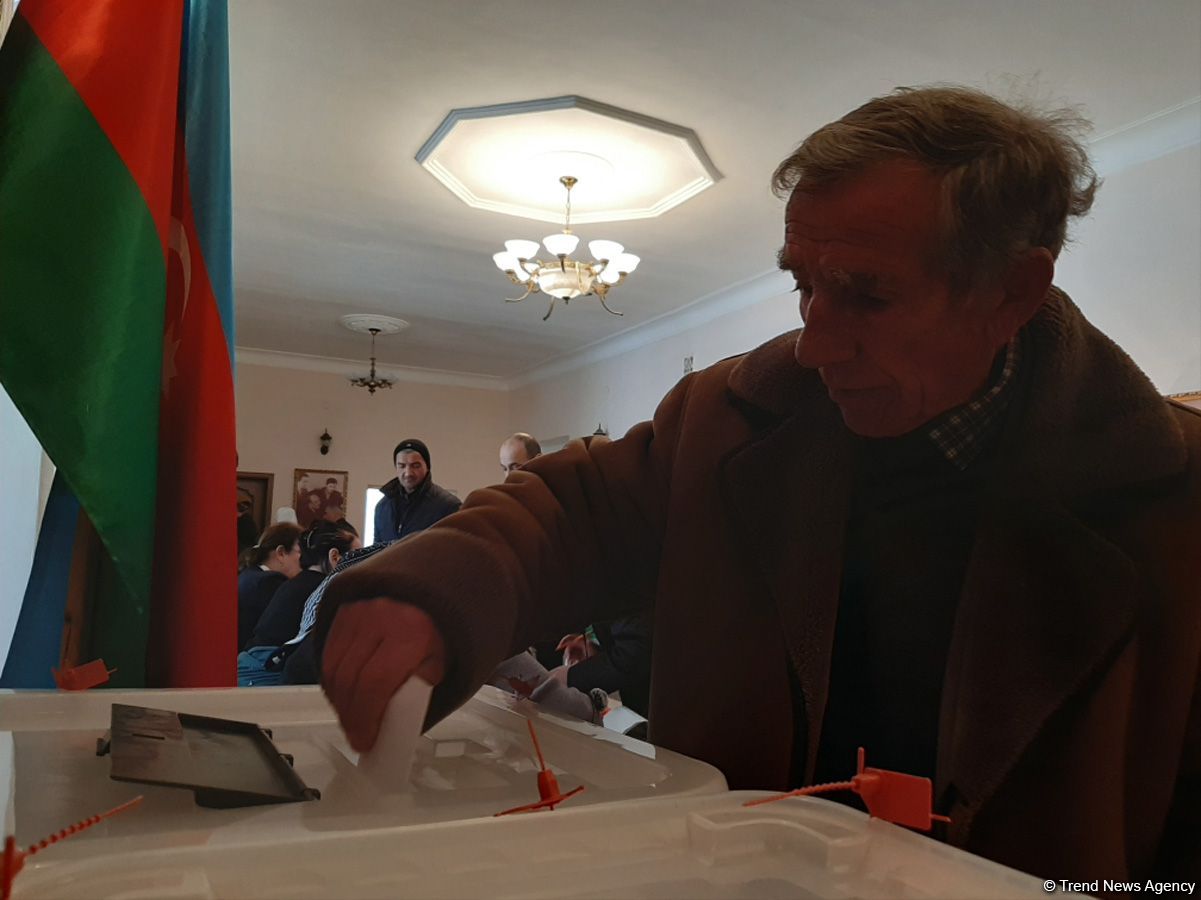 Azerbaijani people voting in parliamentary elections (PHOTO)