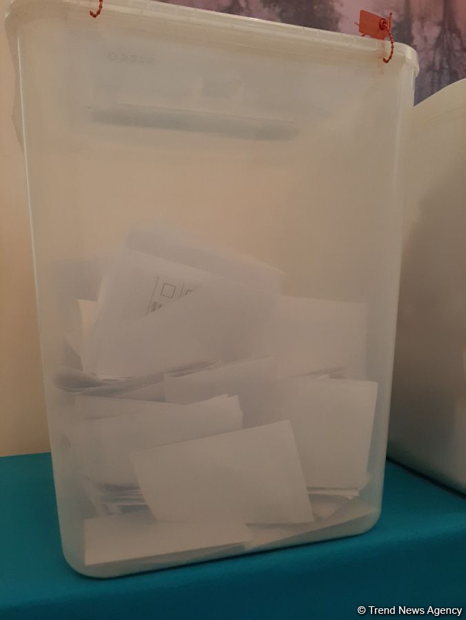 Azerbaijani people voting in parliamentary elections (PHOTO)