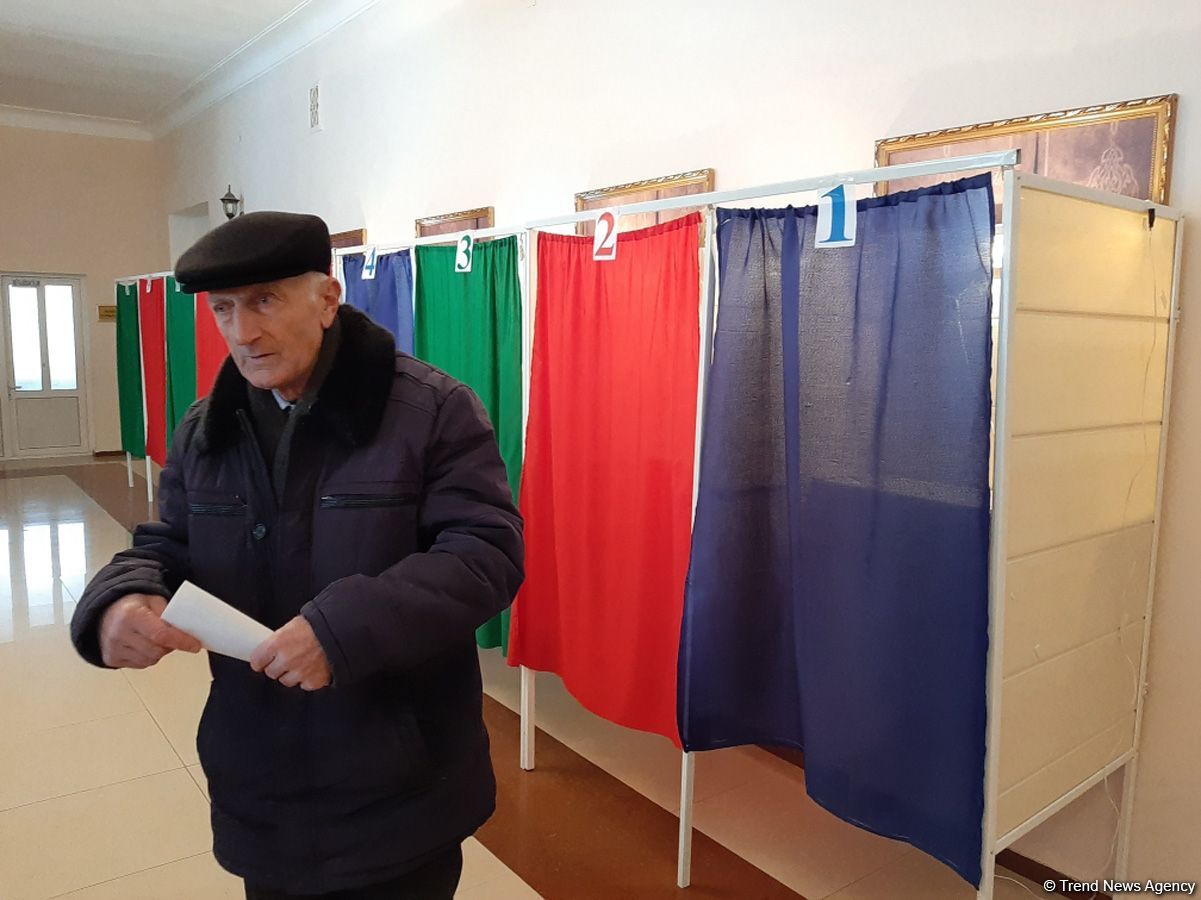 Azerbaijani people voting in parliamentary elections (PHOTO)