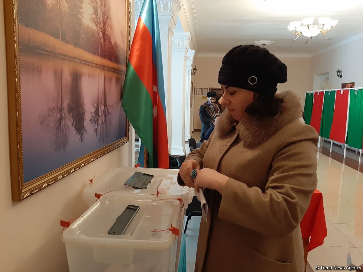 Azerbaijani people voting in parliamentary elections (PHOTO)