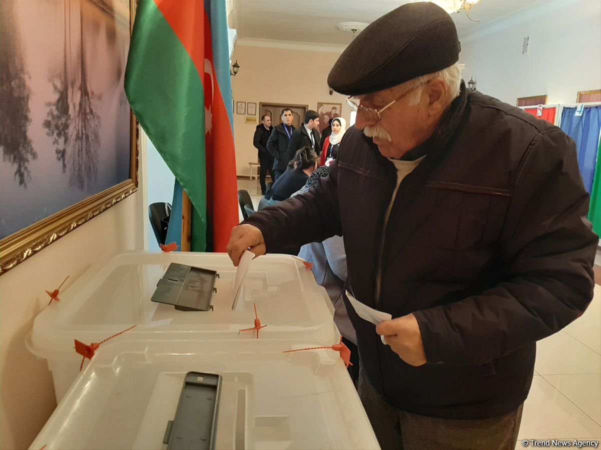 Azerbaijani people voting in parliamentary elections (PHOTO)