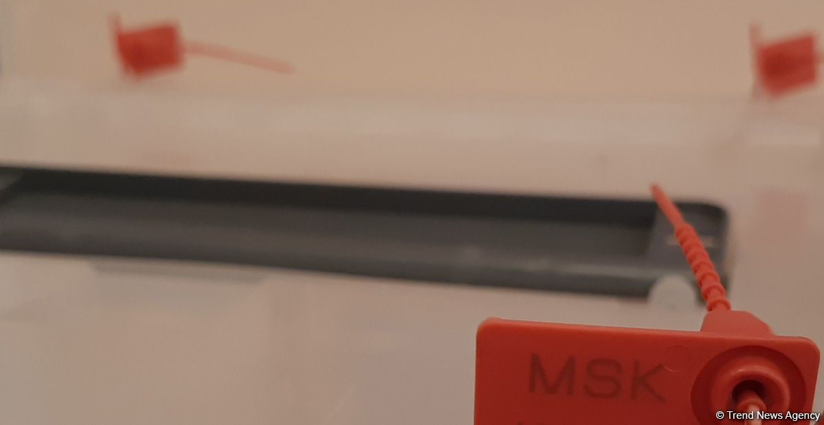 Azerbaijani people voting in parliamentary elections (PHOTO)