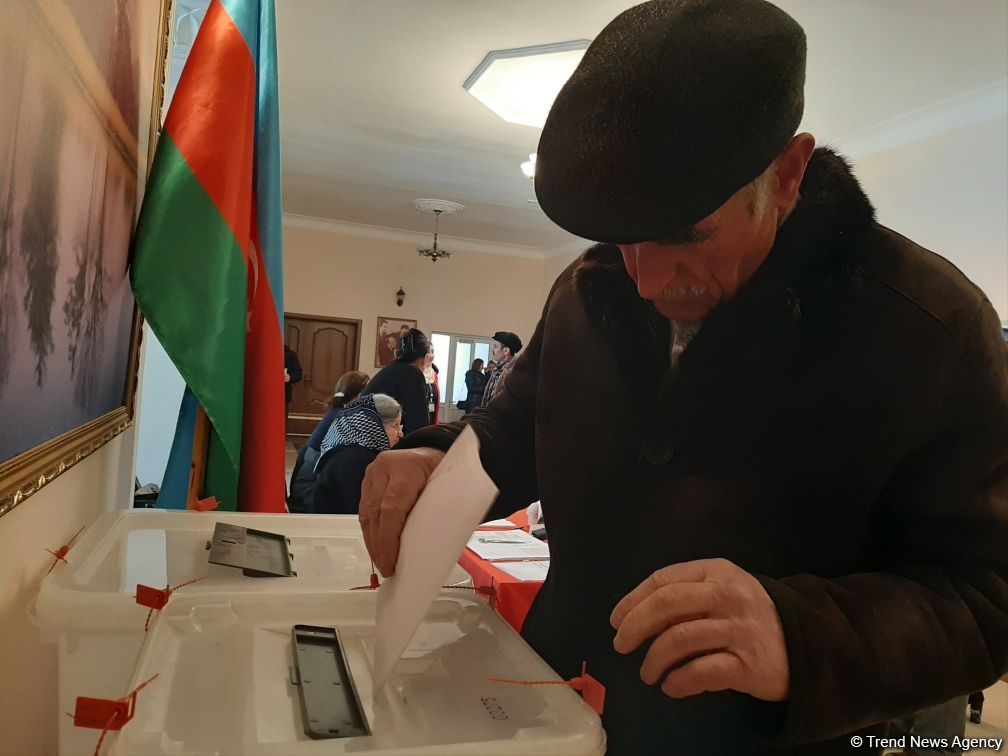 Azerbaijani people voting in parliamentary elections (PHOTO)