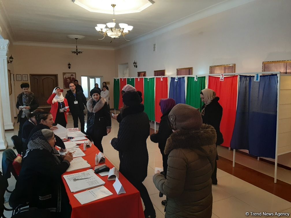 Azerbaijani people voting in parliamentary elections (PHOTO)