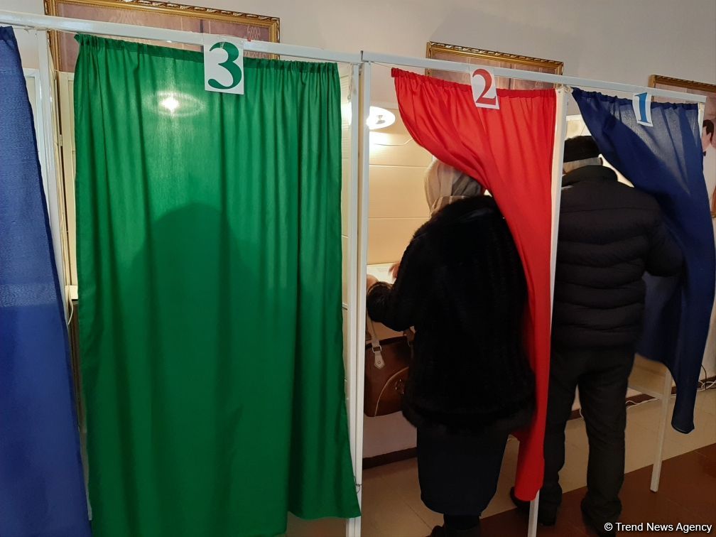 Azerbaijani people voting in parliamentary elections (PHOTO)