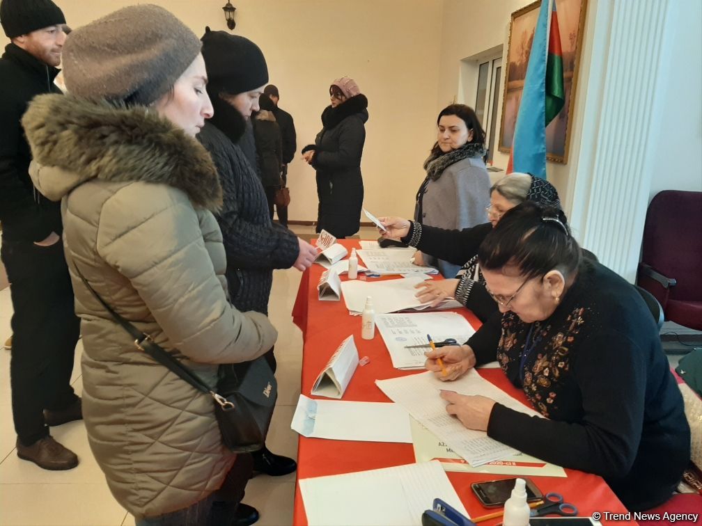 Azerbaijani people voting in parliamentary elections (PHOTO)