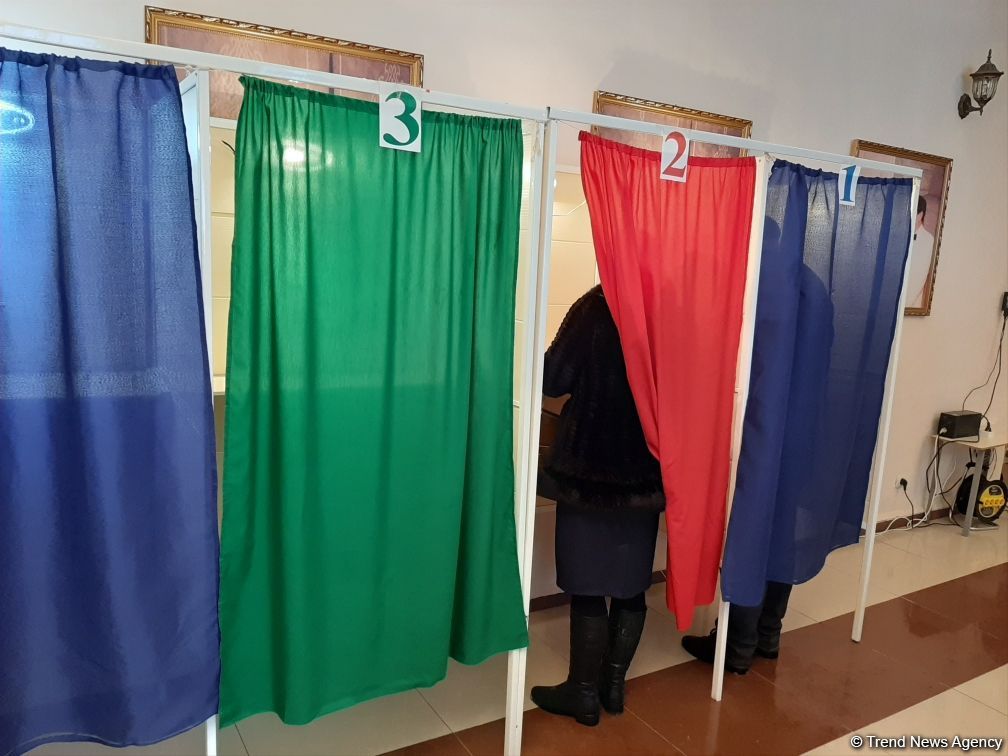 Azerbaijani people voting in parliamentary elections (PHOTO)