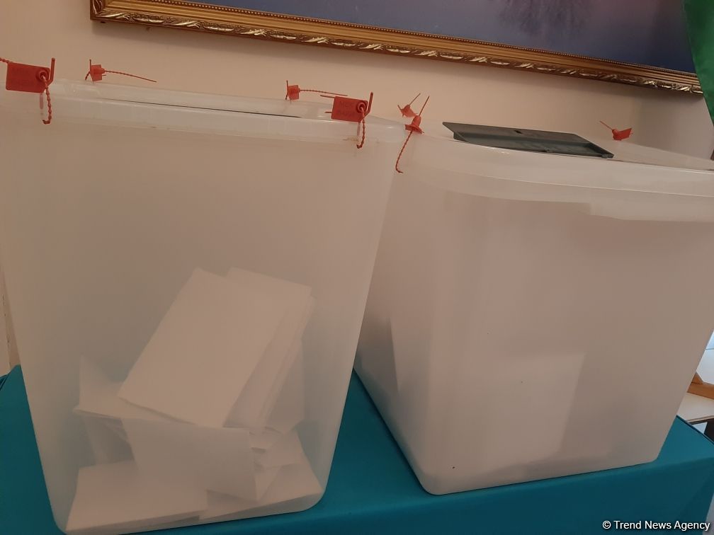 Azerbaijani people voting in parliamentary elections (PHOTO)
