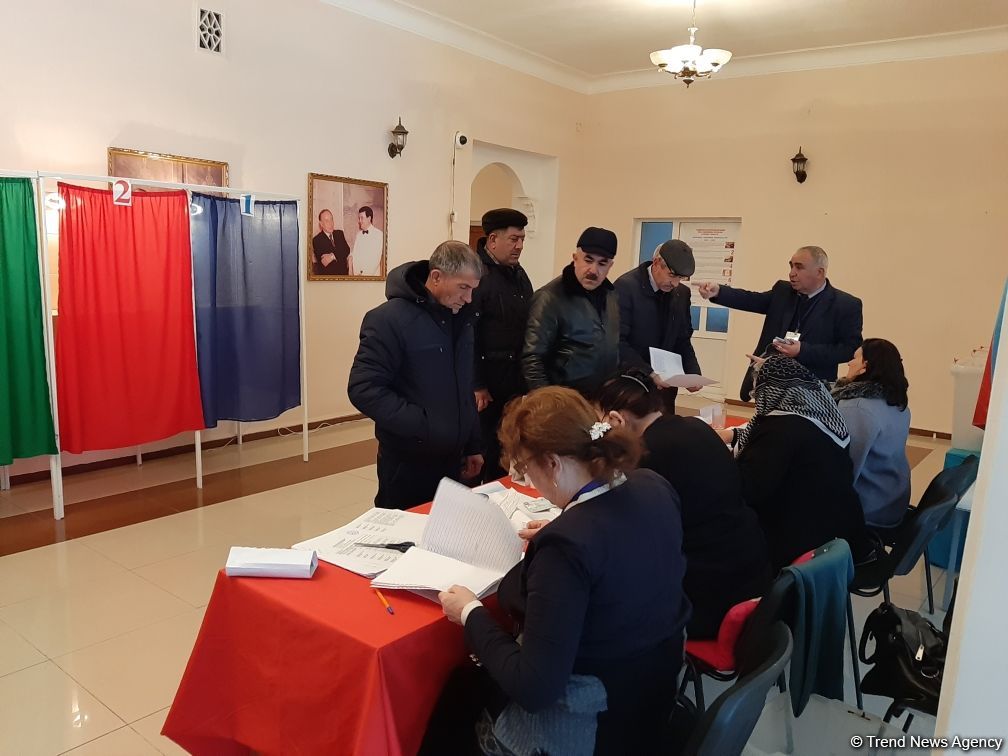 Azerbaijani people voting in parliamentary elections (PHOTO)