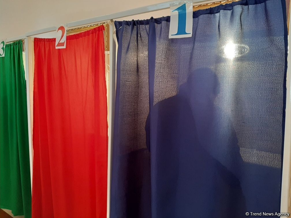 Azerbaijani people voting in parliamentary elections (PHOTO)