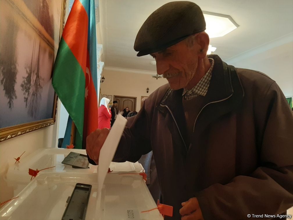 Azerbaijani people voting in parliamentary elections (PHOTO)