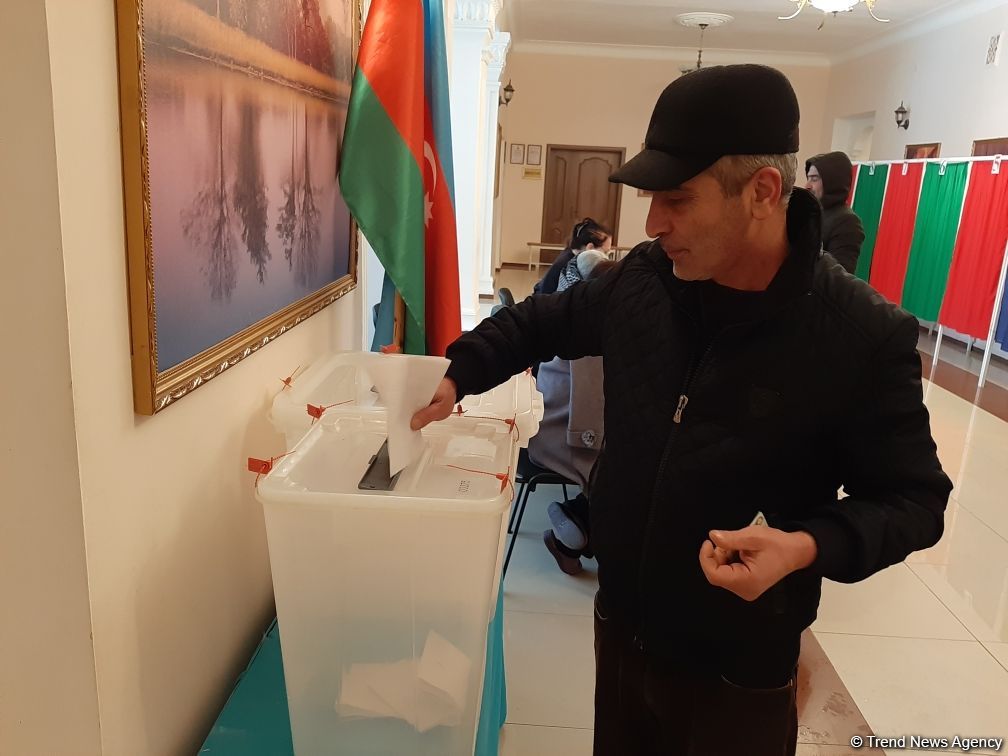 Azerbaijani people voting in parliamentary elections (PHOTO)