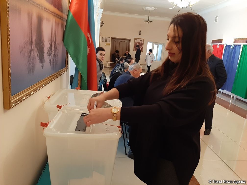 Azerbaijani people voting in parliamentary elections (PHOTO)
