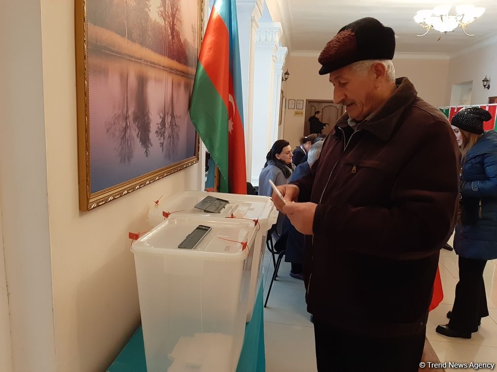 Azerbaijani people voting in parliamentary elections (PHOTO)