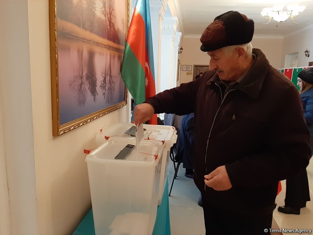 Azerbaijani people voting in parliamentary elections (PHOTO)