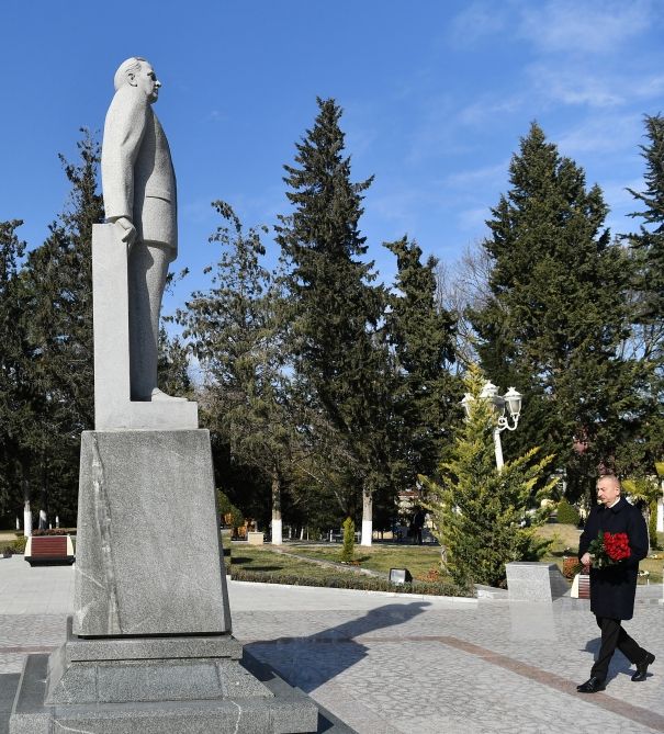 Президент Ильхам Алиев прибыл в Кюрдамирский район (ФОТО) (версия 2)