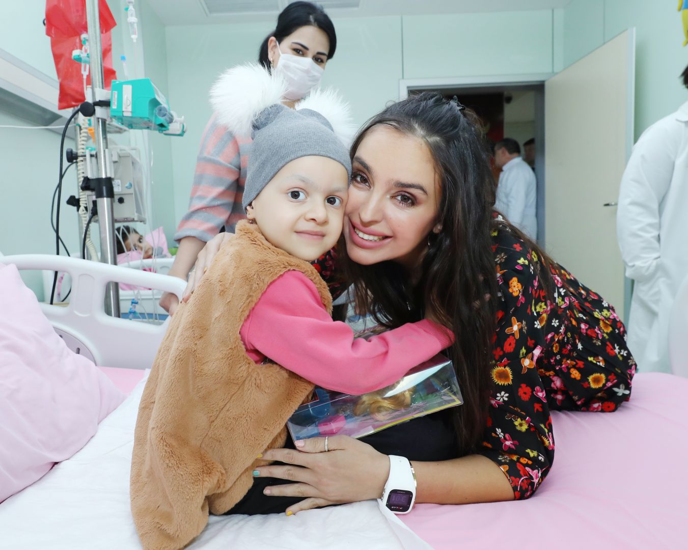 Vice-President of Heydar Aliyev Foundation Leyla Aliyeva meets with children suffering from oncological diseases (PHOTO)