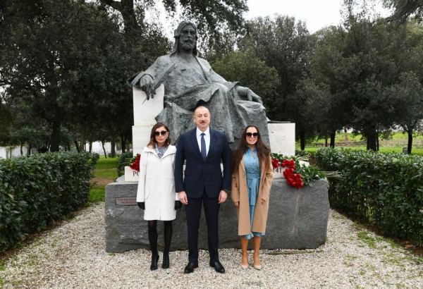 President Ilham Aliyev visits monument to great Azerbaijani poet and thinker Nizami Ganjavi in Rome (PHOTO)