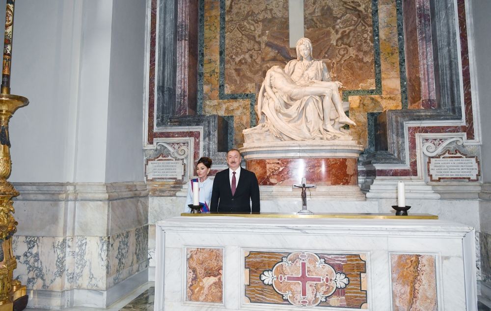 President Ilham Aliyev and first lady Mehriban Aliyeva viewed Sistine Chapel and St. Peter's Basilica in Vatican (PHOTO)