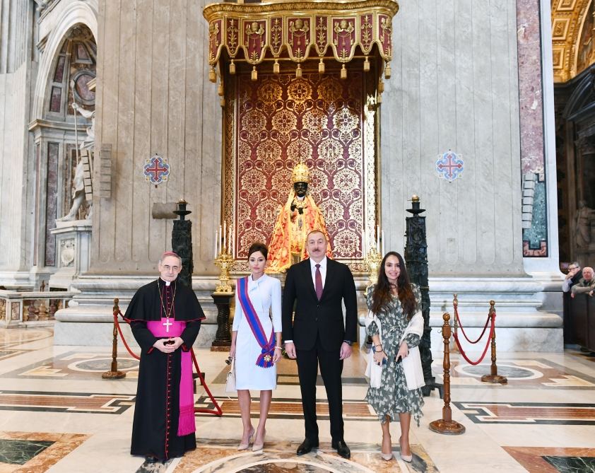 President Ilham Aliyev and first lady Mehriban Aliyeva viewed Sistine Chapel and St. Peter's Basilica in Vatican (PHOTO)