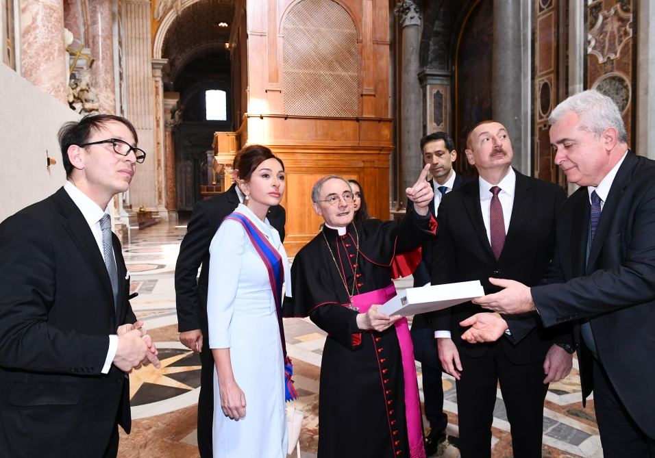 President Ilham Aliyev and first lady Mehriban Aliyeva viewed Sistine Chapel and St. Peter's Basilica in Vatican (PHOTO)