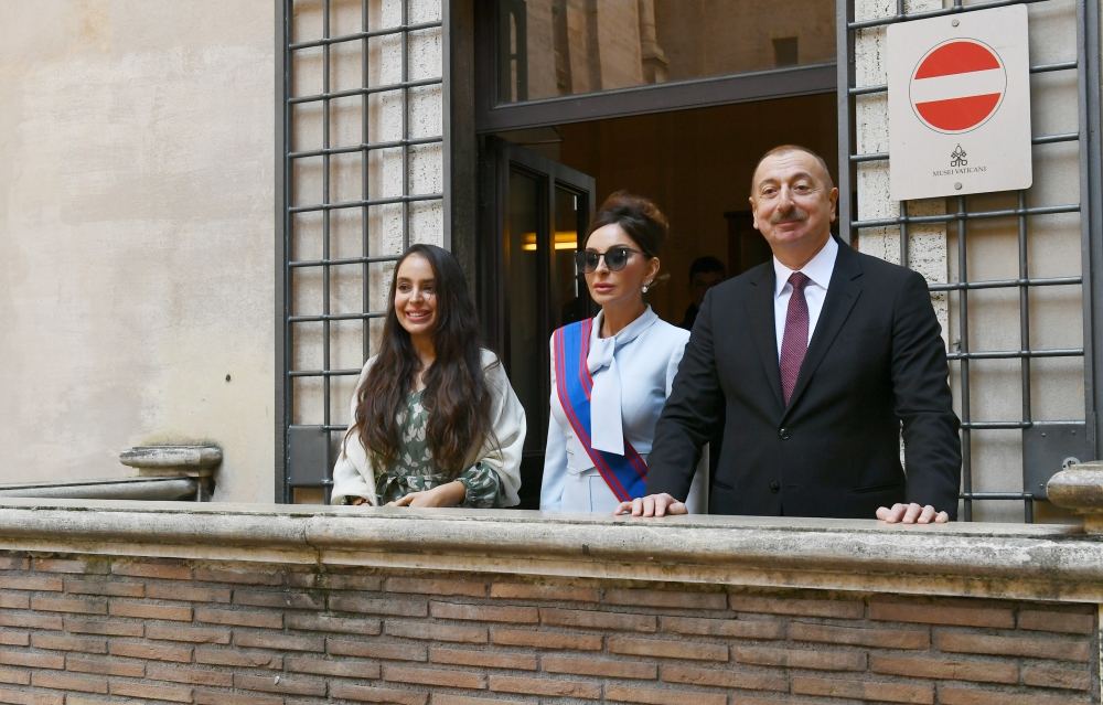 President Ilham Aliyev and first lady Mehriban Aliyeva viewed Sistine Chapel and St. Peter's Basilica in Vatican (PHOTO)