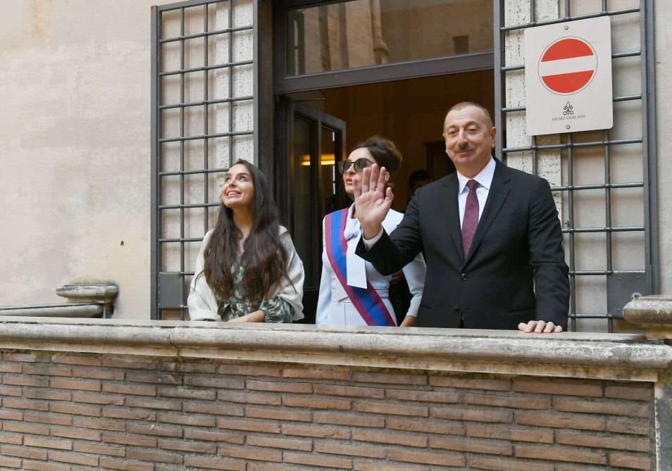 President Ilham Aliyev and first lady Mehriban Aliyeva viewed Sistine Chapel and St. Peter's Basilica in Vatican (PHOTO)