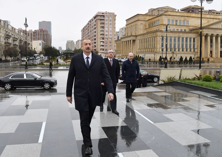 Президент Ильхам Алиев посетил новый парк, куда был перенесен памятник Шаху Исмаилу Хатаи (ФОТО) (версия 2)
