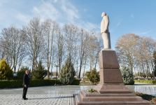 Президент Ильхам Алиев посетил памятник великому лидеру Гейдару Алиеву в Газахе (ФОТО)