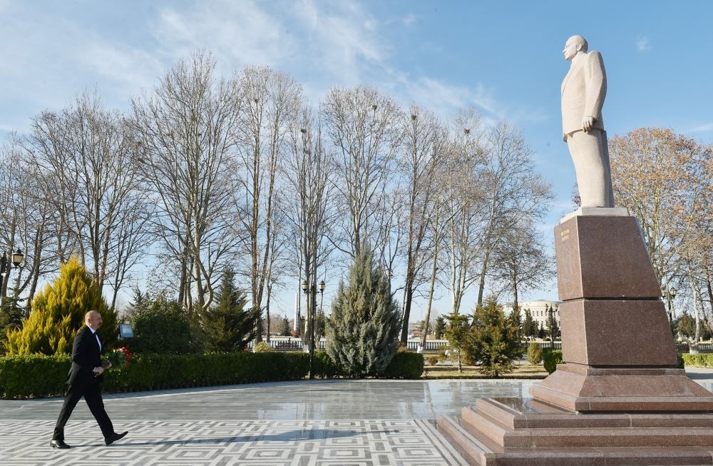 Президент Ильхам Алиев посетил памятник великому лидеру Гейдару Алиеву в Газахе (ФОТО)