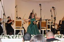 Улыбки на лицах прекрасных дам – праздник в Баку (ФОТО)