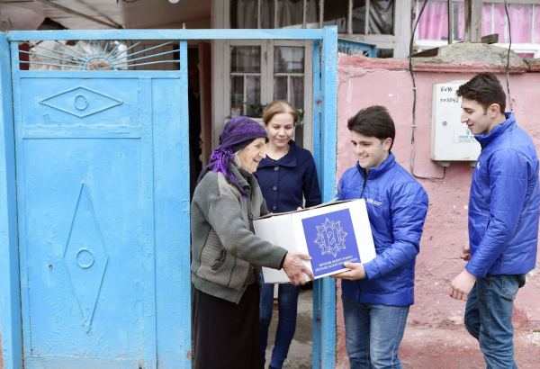 Фонд Гейдара Алиева раздал малообеспеченным семьям подарки по случаю праздника Новруз (ФОТО)