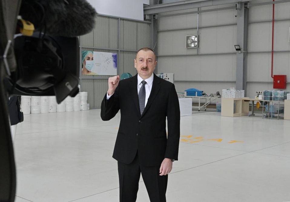 Президент Ильхам Алиев принял участие в открытии предприятия по производству медицинских масок в Сумгайытском химическом промышленном парке (ФОТО/ВИДЕО)