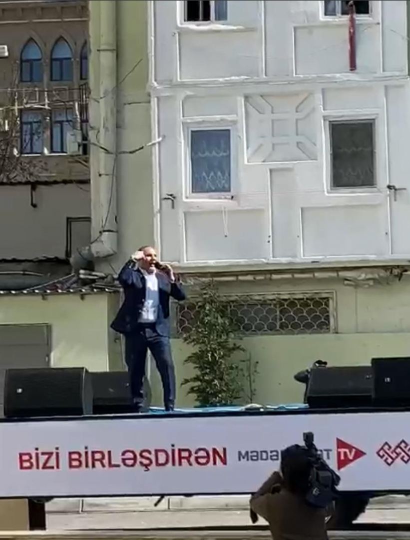 Вместо сцены кузов эвакуатора – азербайджанские звезды среди народа (ФОТО/ВИДЕО)