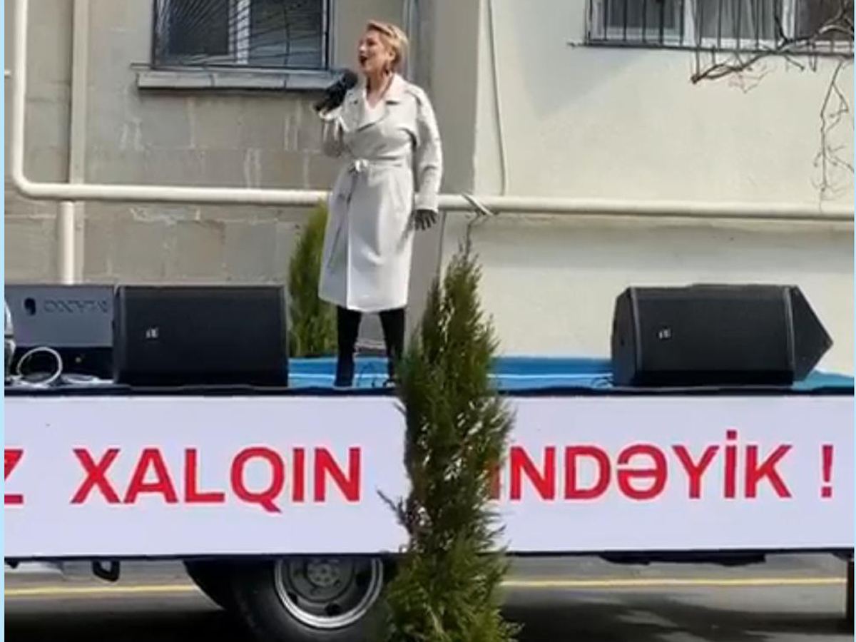 Вместо сцены кузов эвакуатора – азербайджанские звезды среди народа (ФОТО/ВИДЕО)