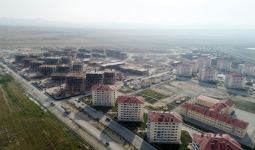 Президент Ильхам Алиев ознакомился с ходом строительных работ в кварталах из жилых зданий для 3042 семей вынужденных переселенцев (ФОТО/ВИДЕО) (Версия 2)