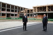 Президент Ильхам Алиев ознакомился с ходом строительных работ в кварталах из жилых зданий для 3042 семей вынужденных переселенцев (ФОТО/ВИДЕО) (Версия 2)