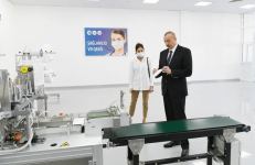 Президент Ильхам Алиев и Первая леди Мехрибан Алиева приняли участие в открытии фабрики по производству медицинских масок и предприятия по производству защитных комбинезонов в Сумгайыте (ФОТО) (версия 2)