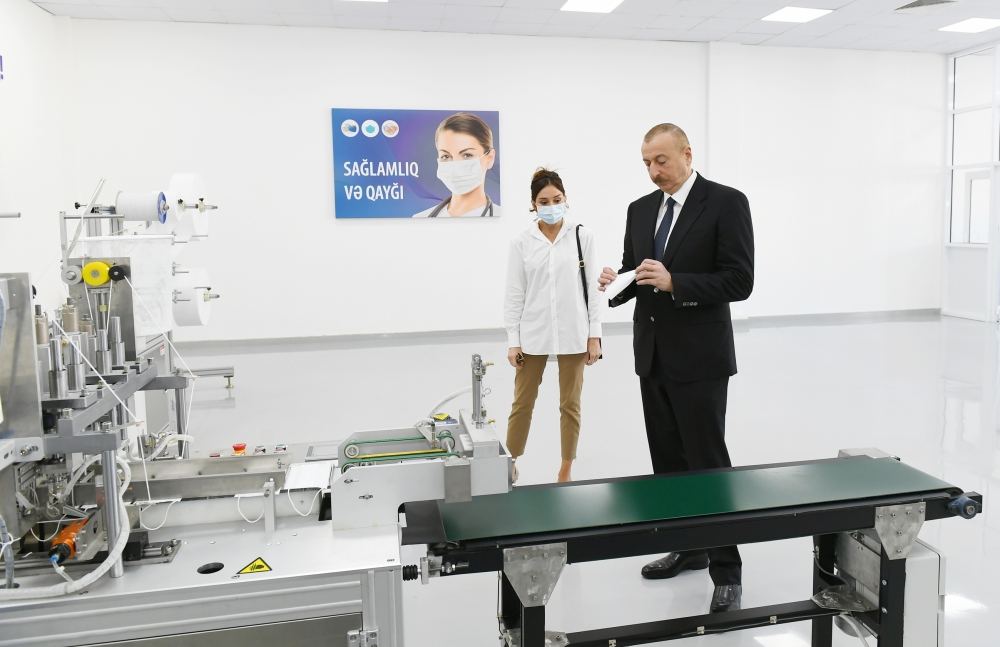Президент Ильхам Алиев и Первая леди Мехрибан Алиева приняли участие в открытии фабрики по производству медицинских масок и предприятия по производству защитных комбинезонов в Сумгайыте (ФОТО) (версия 2)