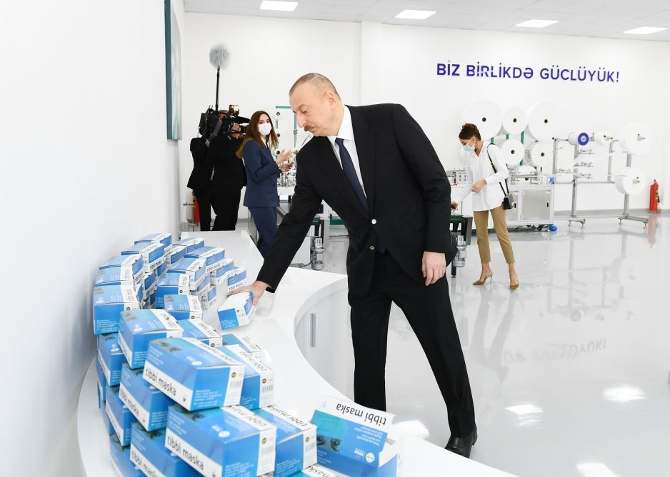 Президент Ильхам Алиев и Первая леди Мехрибан Алиева приняли участие в открытии фабрики по производству медицинских масок и предприятия по производству защитных комбинезонов в Сумгайыте (ФОТО) (версия 2)