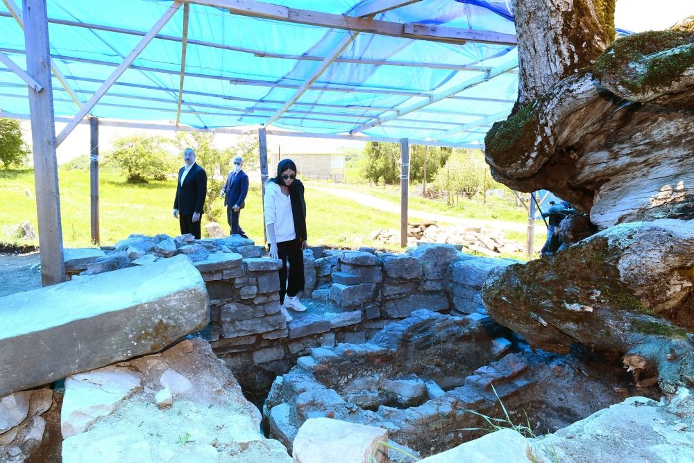 President Ilham Aliyev, First Lady Mehriban Aliyeva view restoration and conservation works at Pir Omar Sultan shrine in Shamakhi (PHOTO/VİDEO)