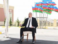 Президент Ильхам Алиев и Первая леди Мехрибан Алиева приняли участие в открытии жилого комплекса «Гобу Парк-3», возведенного для вынужденных переселенцев (ФОТО) (Версия 2)