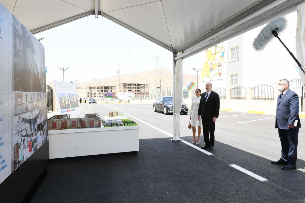 Президент Ильхам Алиев и Первая леди Мехрибан Алиева приняли участие в открытии жилого комплекса «Гобу Парк-3», возведенного для вынужденных переселенцев (ФОТО) (Версия 2)