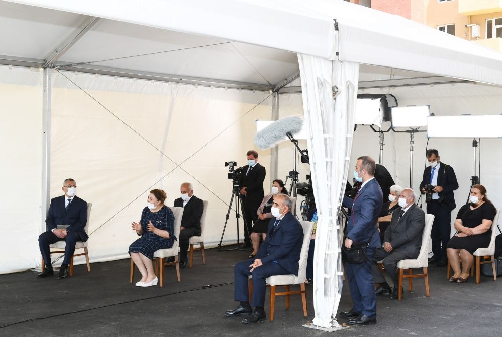 Президент Ильхам Алиев и Первая леди Мехрибан Алиева приняли участие в открытии жилого комплекса «Гобу Парк-3», возведенного для вынужденных переселенцев (ФОТО) (Версия 2)