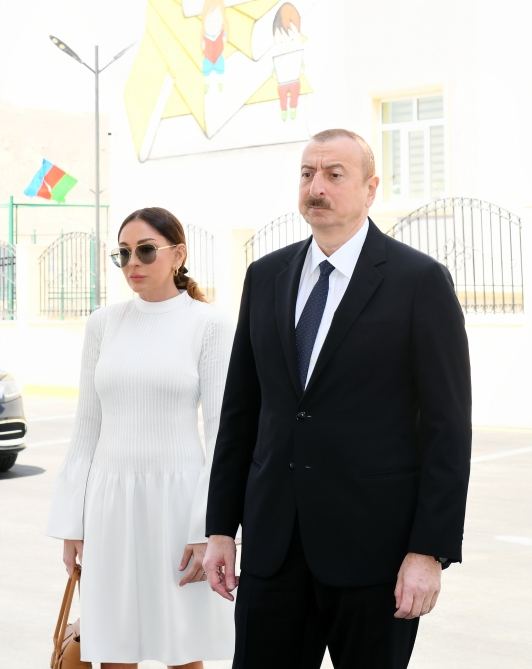 Президент Ильхам Алиев и Первая леди Мехрибан Алиева приняли участие в открытии жилого комплекса «Гобу Парк-3», возведенного для вынужденных переселенцев (ФОТО) (Версия 2)