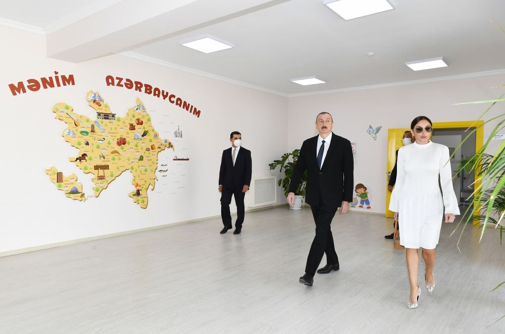 Президент Ильхам Алиев и Первая леди Мехрибан Алиева приняли участие в открытии жилого комплекса «Гобу Парк-3», возведенного для вынужденных переселенцев (ФОТО) (Версия 2)